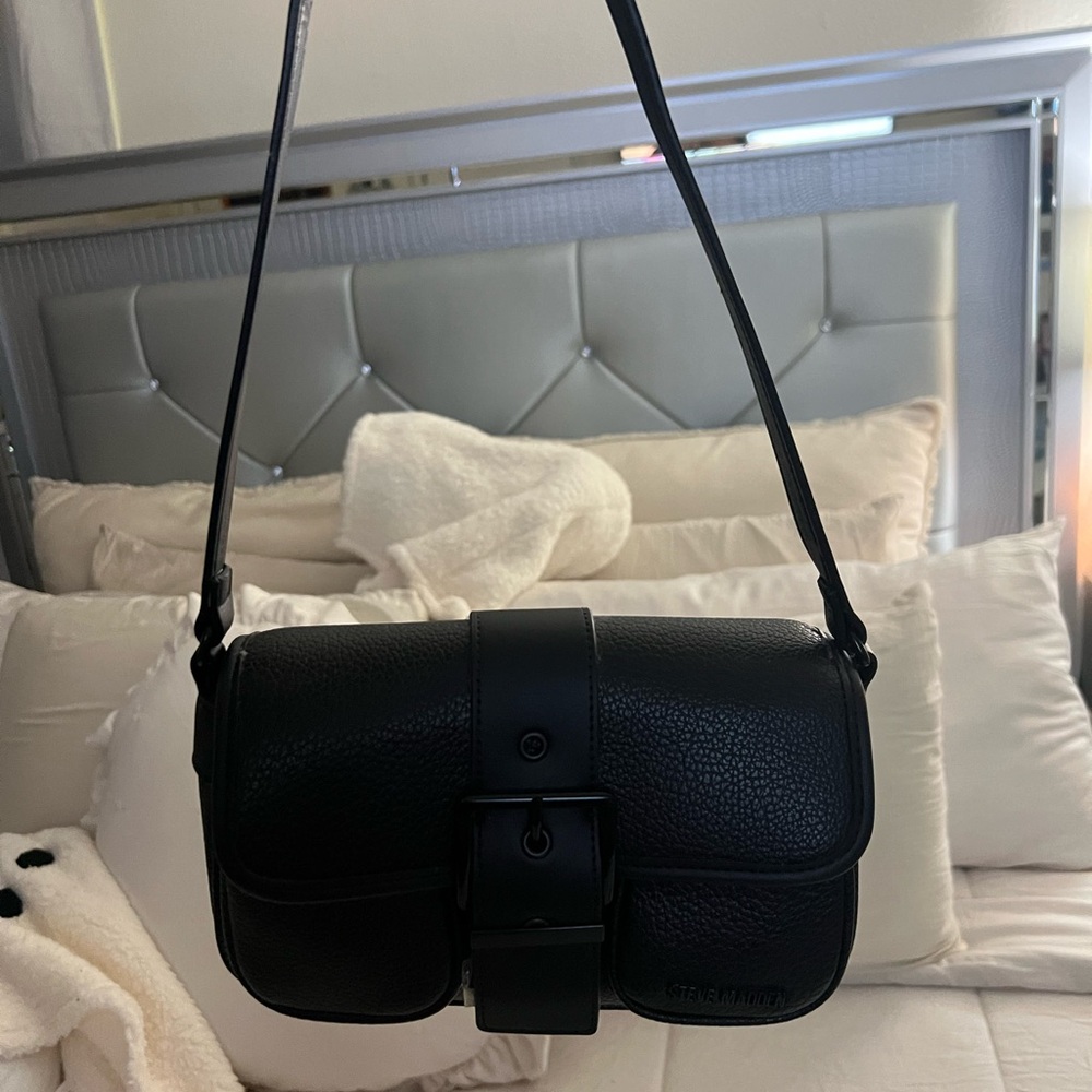 Steve Madden Black Shoulder  Bag with Elegant Design